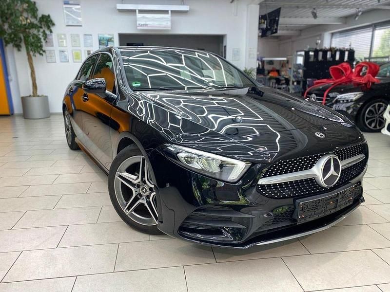 Nachtschwarz unilack Gebraucht 2019 Mercedes A180 AMG line Limousine | 20.500 € (Fairer Preis) - Bild 1/4