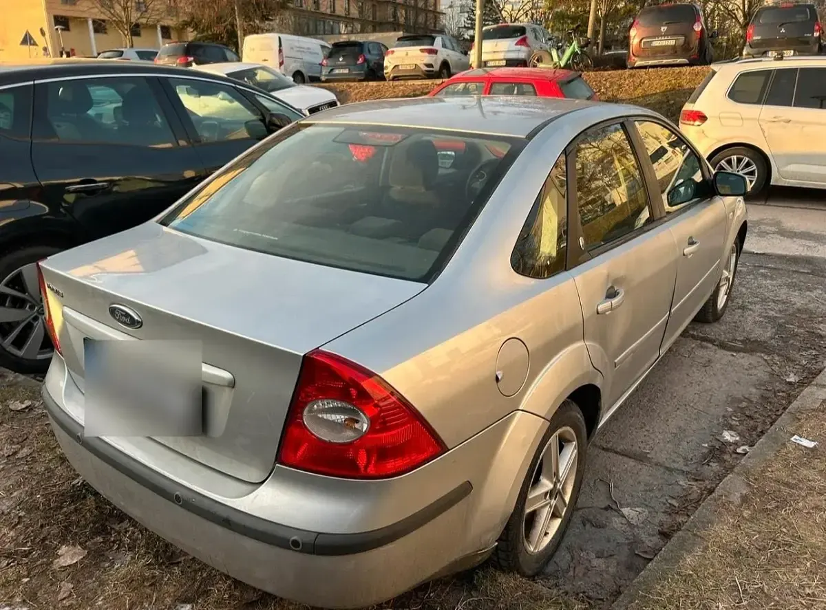 Usado Ford Focus Sport 101 CV (74 kW) 2006 Gris Berlina