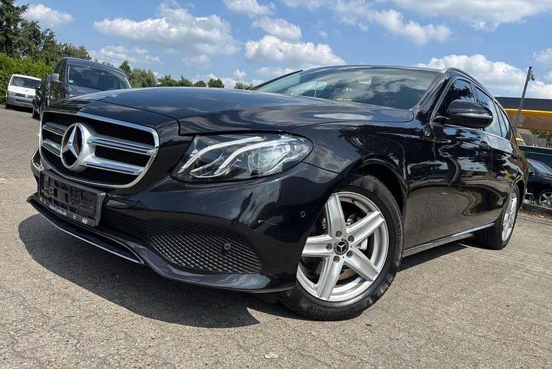 Schwarz Gebraucht 2017 Mercedes E200 Avantgarde Limousine | 18.990 € (Superpreis) - Bild 1/4