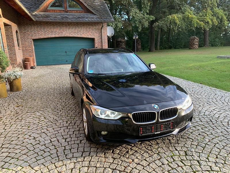 Gebraucht BMW 318 Comfort Edition 143 PS (105 kW) 2014 Schwarz Kombi