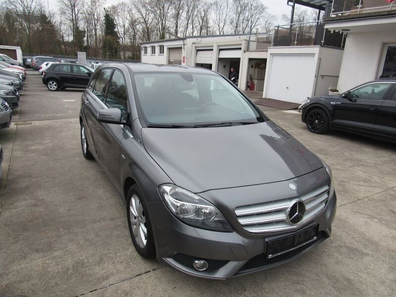Grau Gebraucht 2012 Mercedes B180 Van / Kleinbus | 9.990 € (Fairer Preis) - Bild 1/4