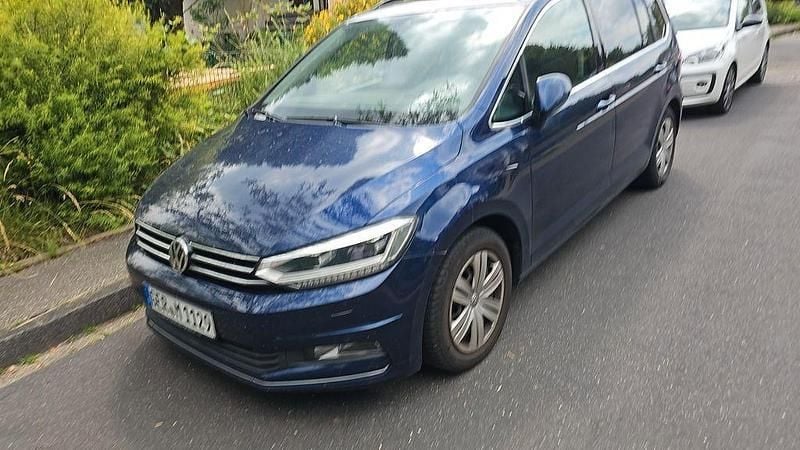 Blau Gebraucht 2017 VW Touran Highline Van / Kleinbus | 11.999 € (Fairer Preis) - Bild 1/4