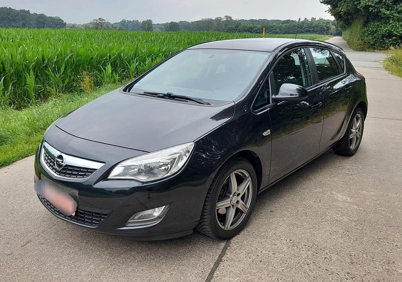 Schwarz Gebraucht 2012 Opel Astra Limousine | 4.790 € (Fairer Preis) - Bild 1/4