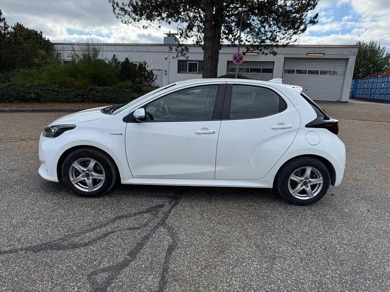 Weiß Gebraucht 2020 Toyota Yaris Hybrid Comfort Limousine | 12.490 € (Guter Preis) - Bild 1/4