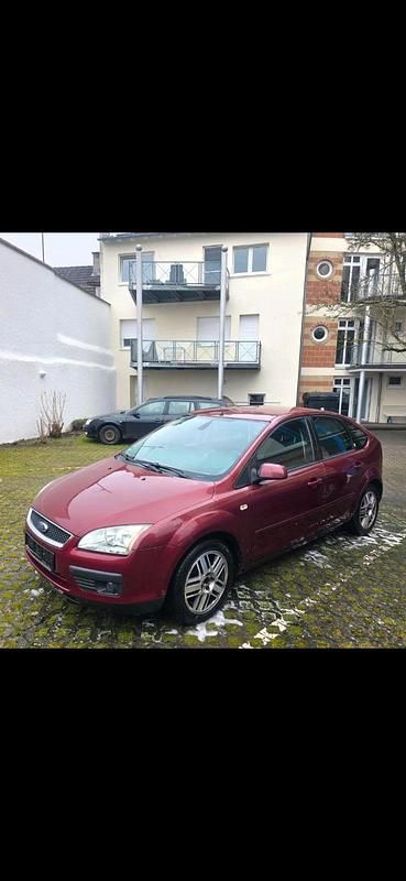 Second-hand Ford Focus 100 CP (73 kW) 2004 Roșu Hatchback