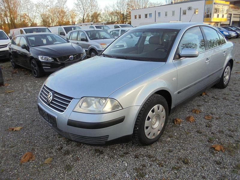 Blau Gebraucht 2002 VW Passat Limousine | 1.990 € (Guter Preis) - Bild 1/4