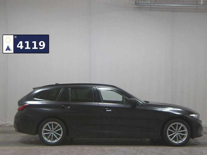 Black sapphire metallic Gebraucht 2023 BMW 320 Kombi | 26.980 € (Superpreis) - Bild 1/4