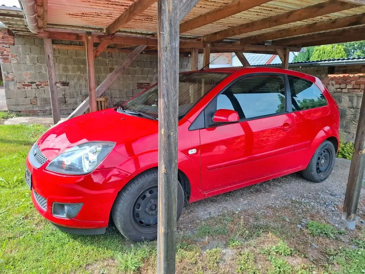 Gebraucht Ford Fiesta Ambiente 60 PS (44 kW) 2008 Rot Kleinwagen