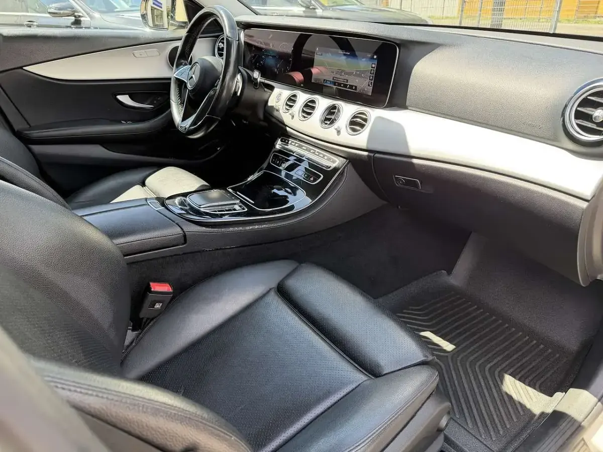 Gebraucht Mercedes E200 Avantgarde 160 PS (117 kW) 2023 Hellelfenbein Limousine