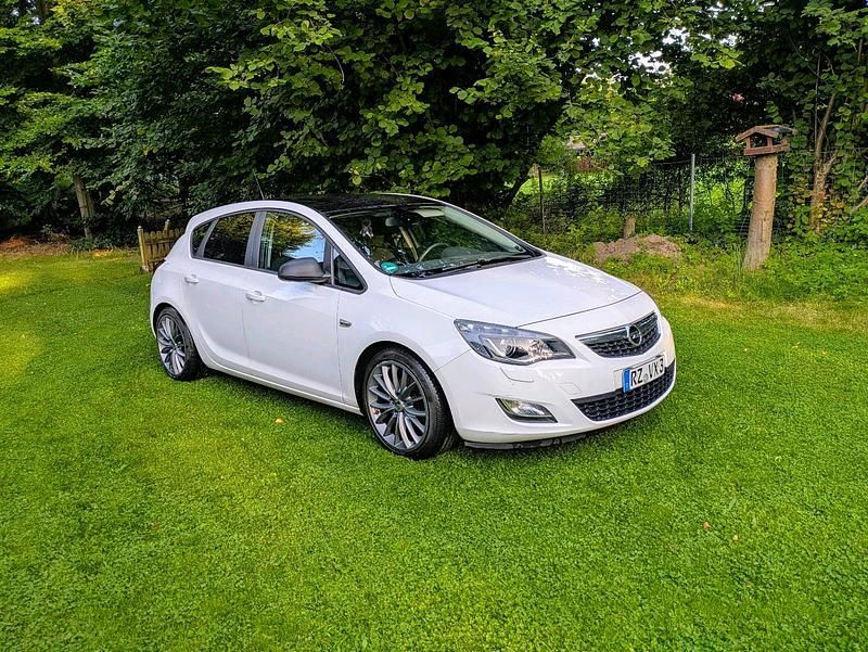 Gebraucht Opel Astra 140 PS (102 kW) 2011 Weiß Kleinwagen