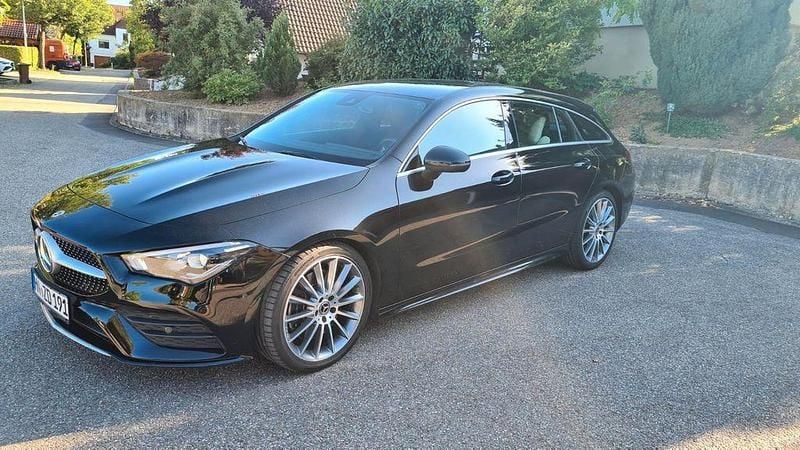 Schwarz Gebraucht 2019 Mercedes CLA250 Shooting Brake AMG line Kombi | 26.400 € (Fairer Preis) - Bild 1/4