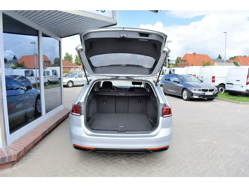 Gebraucht VW Passat Business 150 PS (110 kW) 2022 Scale silver metallic Kombi