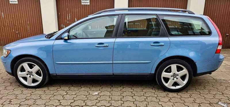 Blau Gebraucht 2004 Volvo V50 Summum Kombi | 4.990 € (Etwas zu teuer) - Bild 1/4
