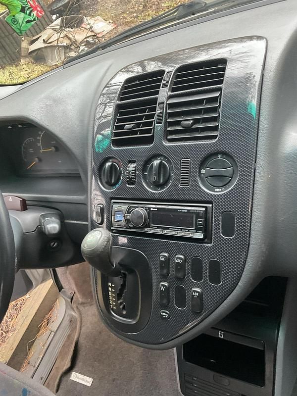 Second-hand Mercedes Vito 122 CP (89 kW) 2002 Argintiu Van