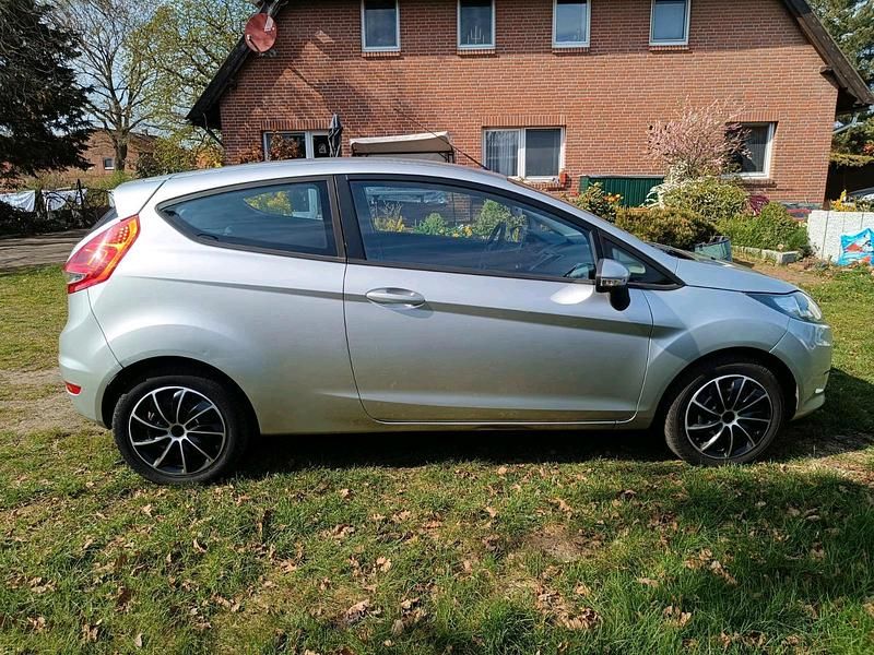 Gebraucht Ford Fiesta 60 PS (44 kW) 2011 Silber Kleinwagen