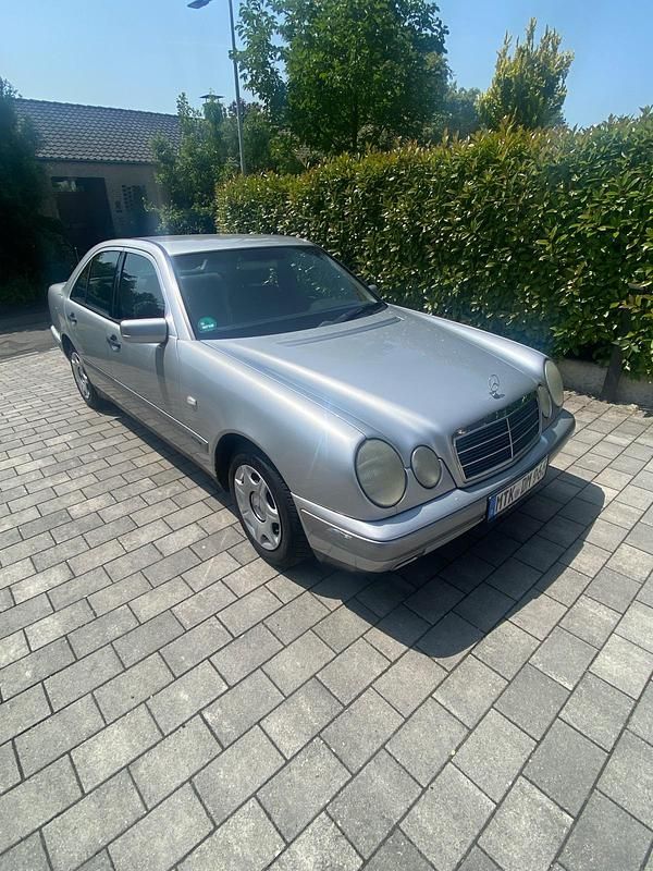 Silber Gebraucht 1999 Mercedes E200 Limousine | 1.900 € (Guter Preis) - Bild 1/4