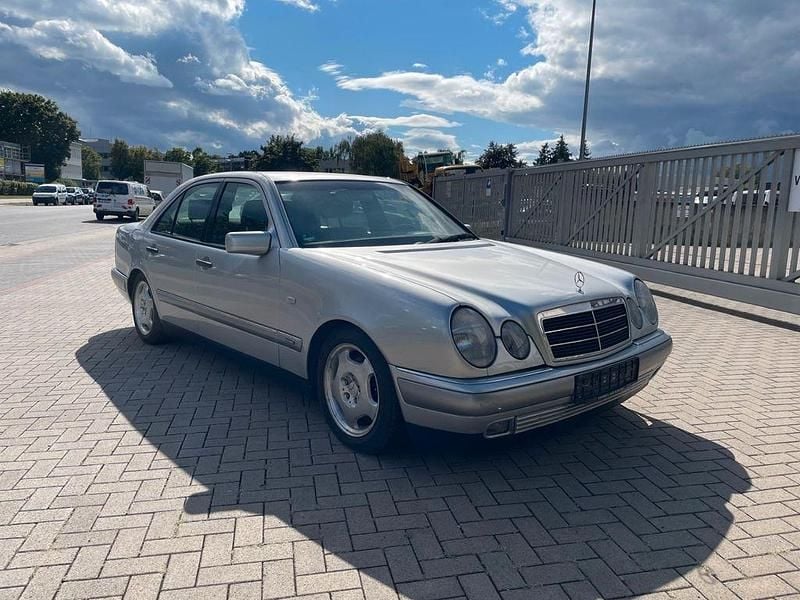 Gebraucht Mercedes E320 Elegance 224 PS (164 kW) 1997 Silber Limousine