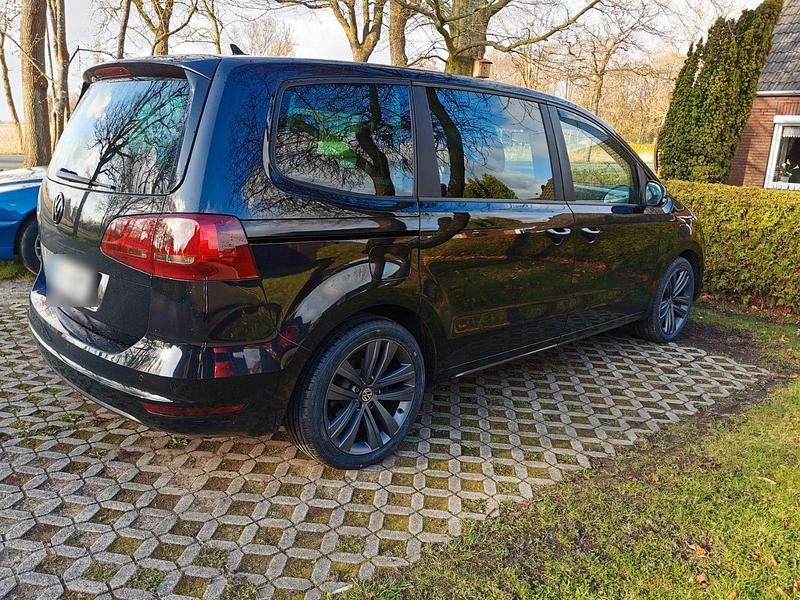 Second-hand VW Sharan 140 CP (102 kW) 2010 Negru Monovolum