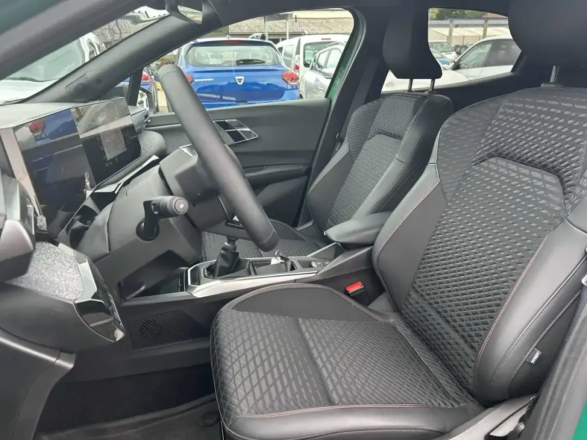 Gebraucht Renault Clio 114 PS (83 kW) 2026 Absolutgrün Kleinwagen