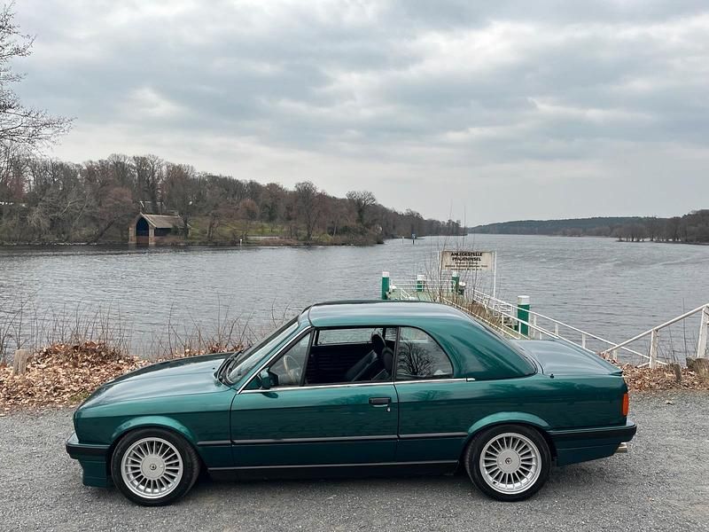 Grün Gebraucht 1992 BMW 320 Cabriolet Cabrio | 23.900 € - Bild 1/4