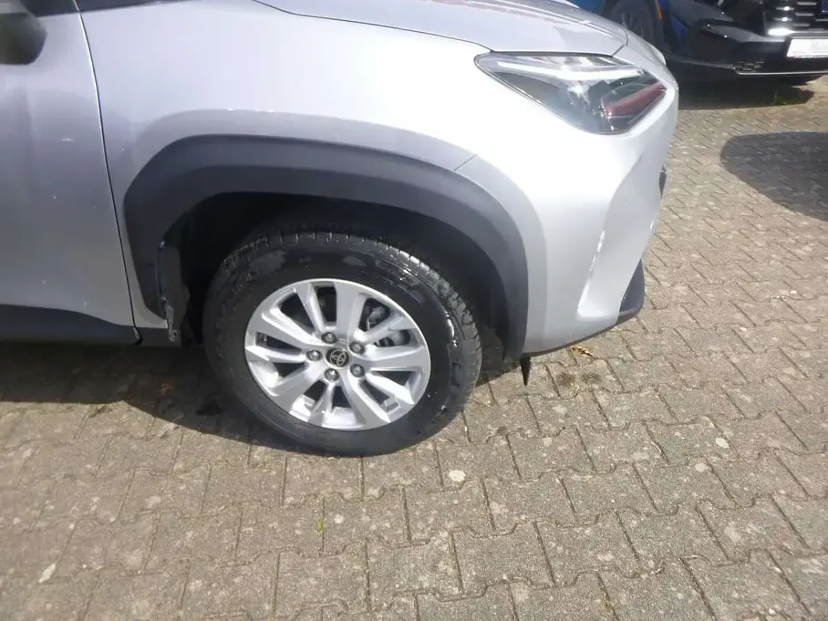 Gebraucht Toyota Yaris Cross Active 92 PS (67 kW) 2024 Silber SUV