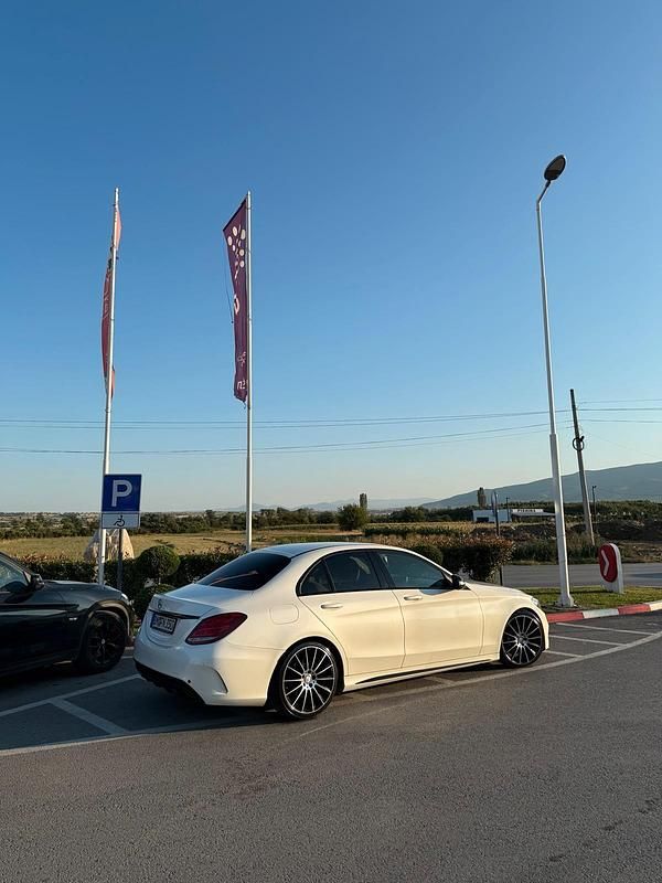 Weiß Gebraucht 2015 Mercedes C220 AMG line Limousine | 16.500 € (Etwas zu teuer) - Bild 1/4