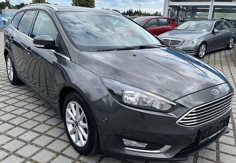 Grau Gebraucht 2018 Ford Focus Titanium Limousine | 7.350 € (Superpreis) - Bild 1/4