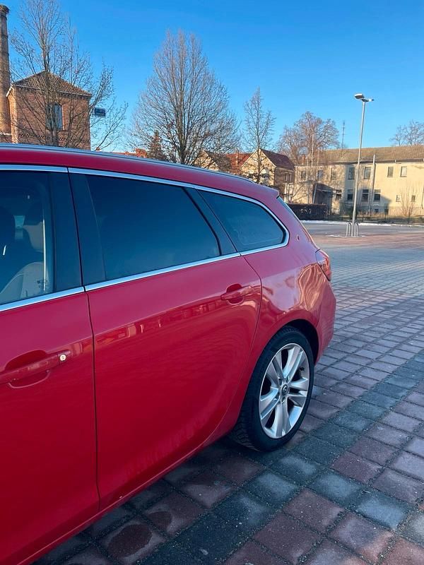 Gebraucht Opel Astra Sport 165 PS (121 kW) 2011 Rot Kombi