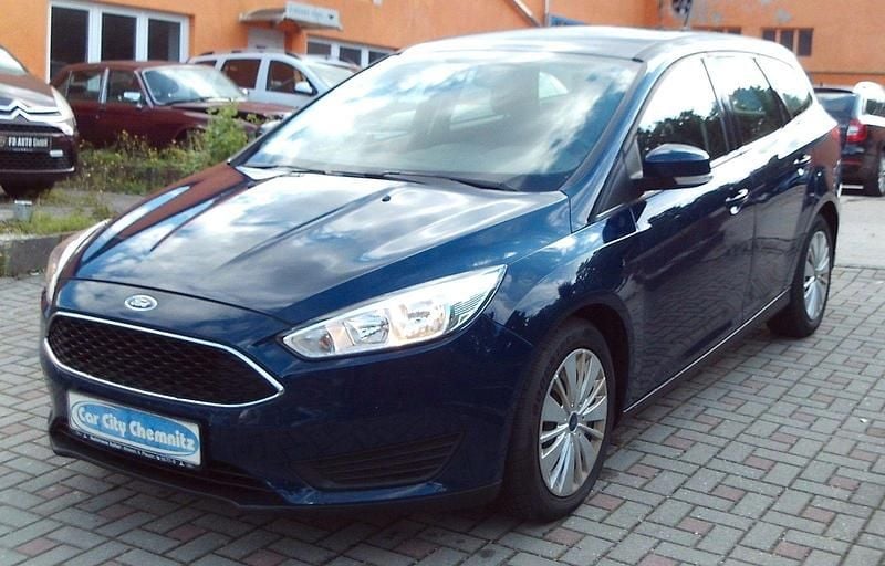 Blau Gebraucht 2018 Ford Focus Trend Kombi | 5.999 € (Superpreis) - Bild 1/4