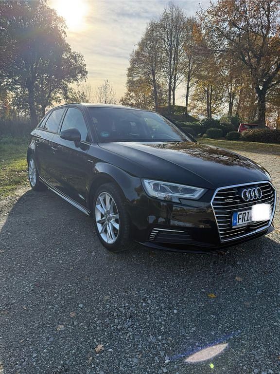 Schwarz Gebraucht 2017 Audi A3 Sportback e-tron Ambiente Kleinwagen | 16.600 € (Fairer Preis) - Bild 1/4