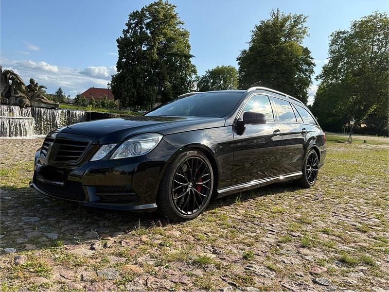 Schwarz Gebraucht 2012 Mercedes E500 Kombi | 26.850 € - Bild 1/4