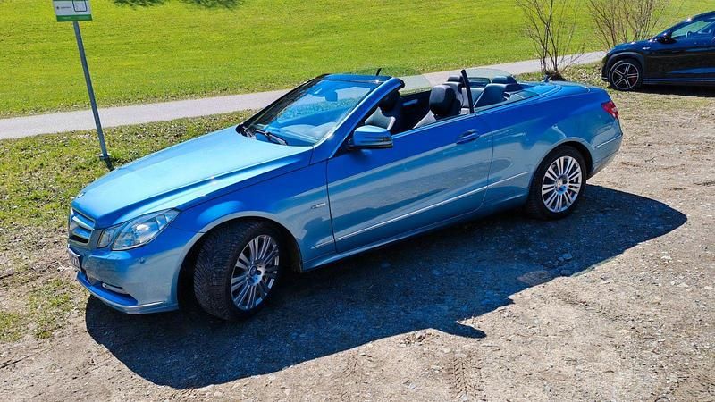 Gebraucht Mercedes E220 170 PS (125 kW) 2011 Blau Cabrio