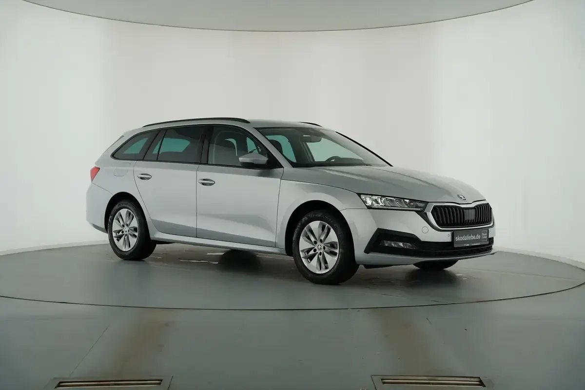 Gebraucht Skoda Octavia Ambition 150 PS (110 kW) 2023 Brilliantsilber metallic Limousine