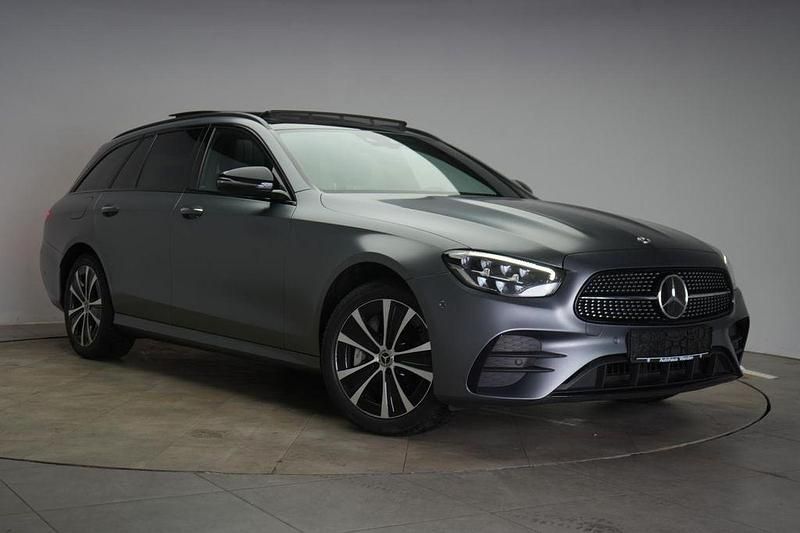 Grau Gebraucht 2022 Mercedes E300 AMG Limousine | 31.490 € (Fairer Preis) - Bild 1/4