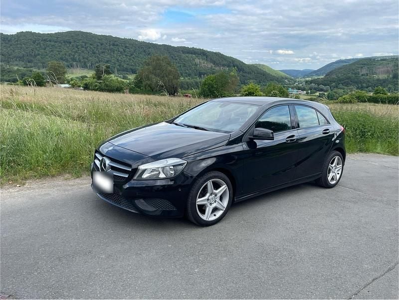 Gebraucht Mercedes A180 122 PS (89 kW) 2012 Schwarz Limousine