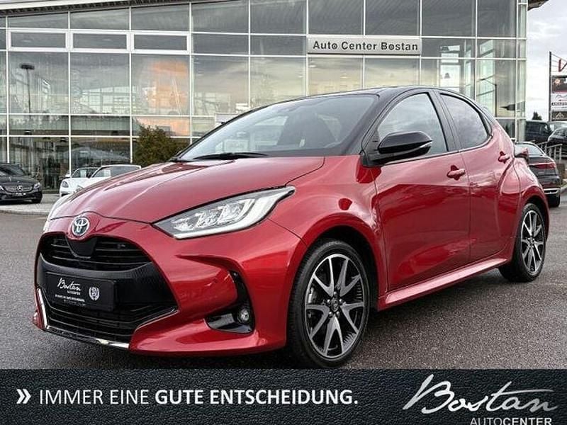Rot Gebraucht 2021 Toyota Yaris Hybrid Style Limousine | 19.800 € - Bild 1/4