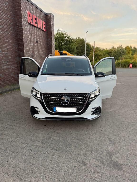 Weiß Gebraucht 2024 Mercedes V300 Avantgarde Van / Kleinbus | 76.000 € (Etwas zu teuer) - Bild 1/4