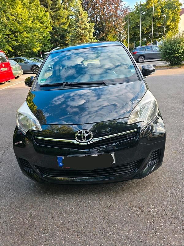 Schwarz Gebraucht 2012 Toyota Verso-S Van / Kleinbus | 6.300 € (Fairer Preis) - Bild 1/4