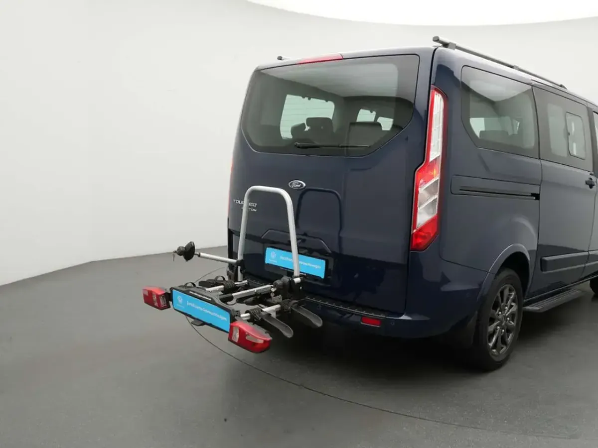 Gebraucht Ford Tourneo Titanium 131 PS (96 kW) 2020 Blazerblau Van / Kleinbus