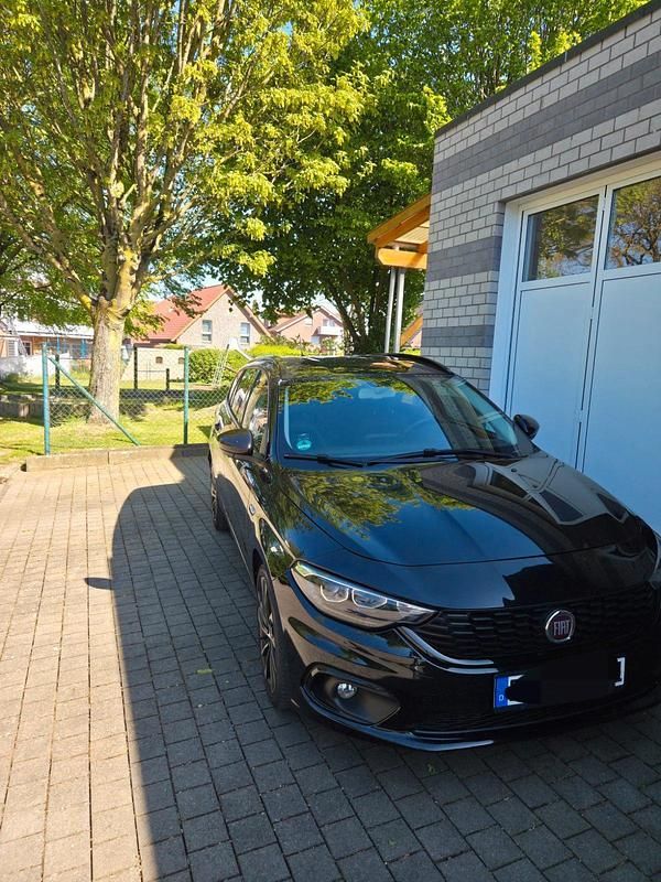 Usado Fiat Tipo S 120 CV (88 kW) 2017 Negro Familiar