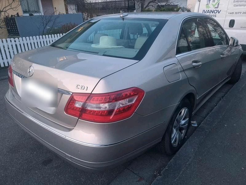Gebraucht Mercedes E220 170 PS (125 kW) 2009 Gold Limousine