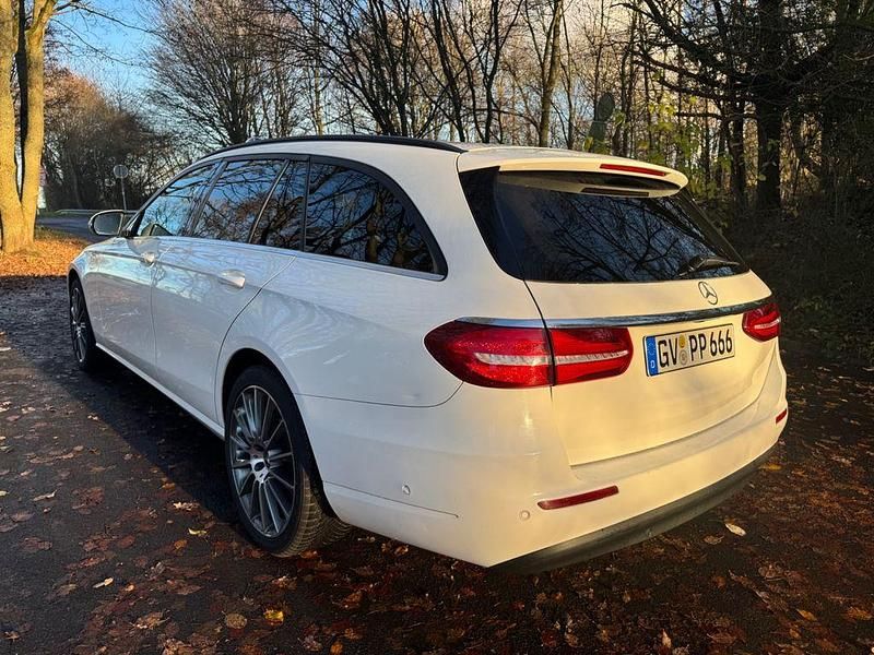 Gebraucht Mercedes E220 194 PS (142 kW) 2018 Weiß Kombi