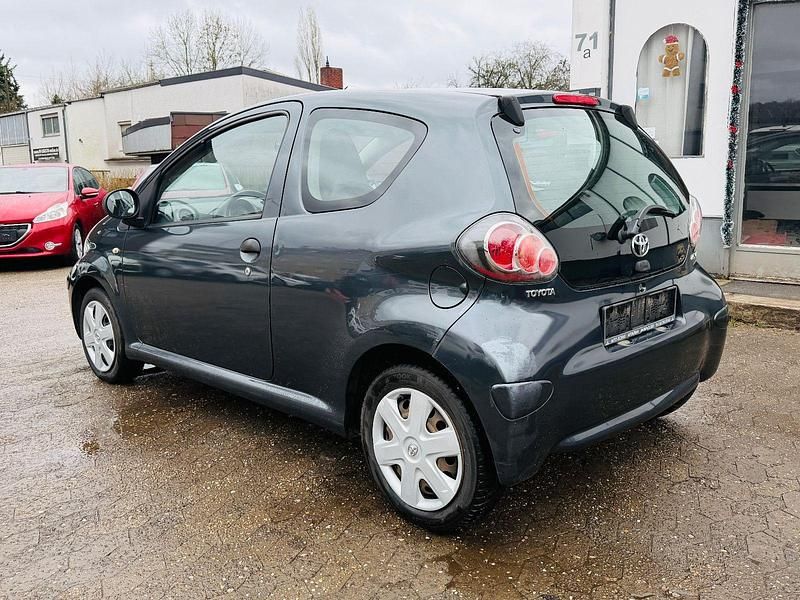 Gebraucht Toyota Aygo Basis 68 PS (50 kW) 2010 Grau Kleinwagen