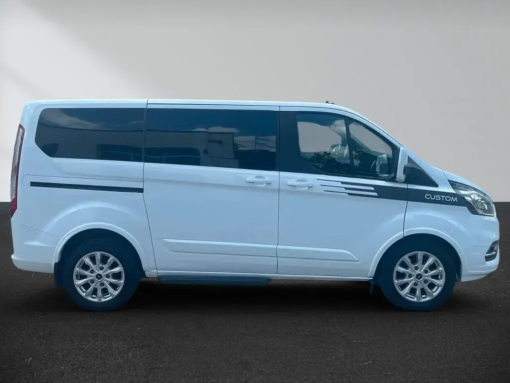 Gebraucht Ford Tourneo Titanium 131 PS (96 kW) 2021 Weiß Van / Kleinbus