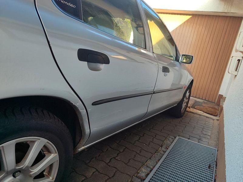 Gebraucht Ford Mondeo 131 PS (96 kW) 1998 Silber Limousine