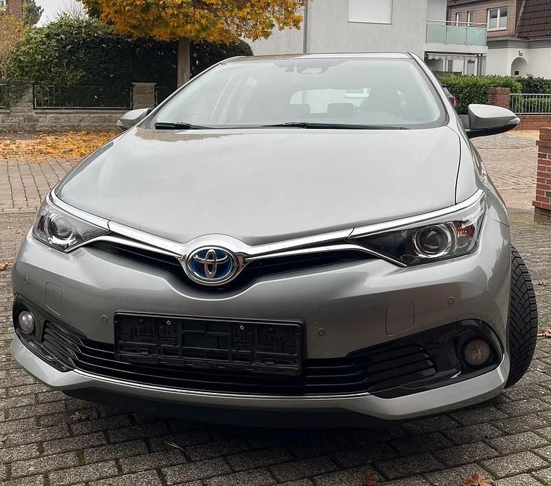 Grau Gebraucht 2018 Toyota Auris Hybrid Limousine | 16.250 € (Fairer Preis) - Bild 1/4