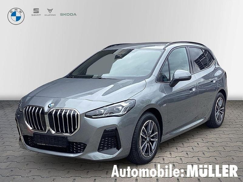 Skyscraper grau metallic Neu 2025 BMW 220 Active Tourer M Sport Van / Kleinbus | 42.990 € (Fairer Preis) - Bild 1/4