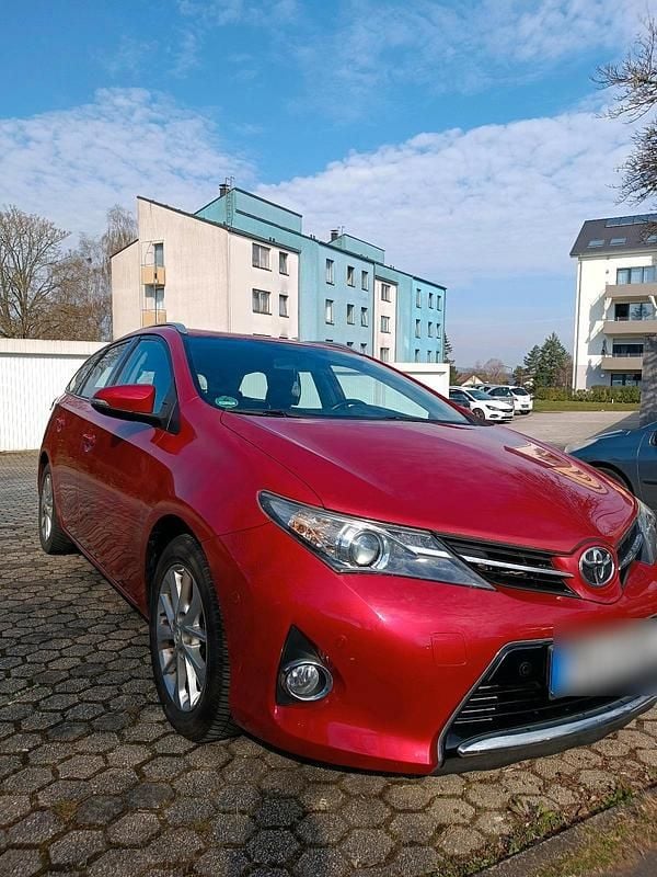 Gebraucht Toyota Auris 124 PS (91 kW) 2014 Rot Kombi