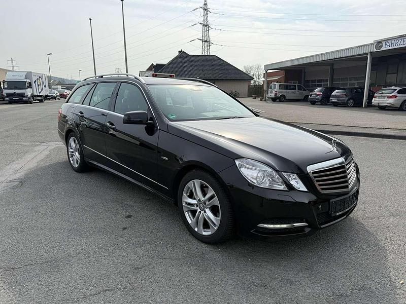 Gebraucht Mercedes E220 170 PS (125 kW) 2011 Obsidianschwarz  metalliclack Kombi