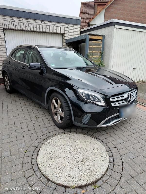 Schwarz Gebraucht 2017 Mercedes GLA180 SUV | 13.599 € (Superpreis) - Bild 1/4